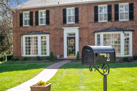 2 Town And Country Dr, Saint Louis, MO 63124