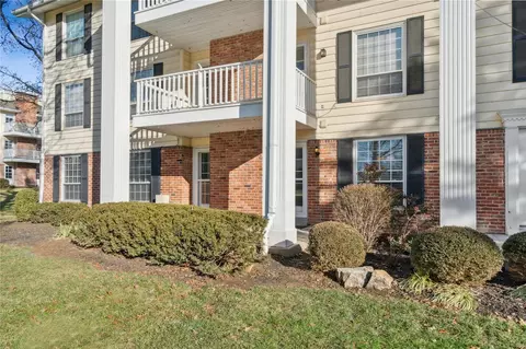 1525 Hampton Hall Dr #1, Chesterfield, MO 63017