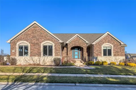 320 Wythe House Ct, Creve Coeur, MO 63141