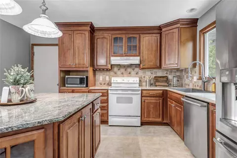 Kitchen - 18 Cedarview Ct, Saint Charles, MO 63303 photo 2 of 7