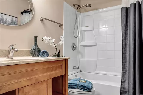 Bath - 18 Cedarview Ct, Saint Charles, MO 63303 photo 4 of 5