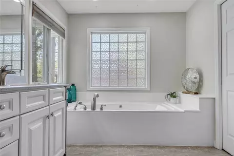 Bath - 18 Cedarview Ct, Saint Charles, MO 63303 photo 3 of 5