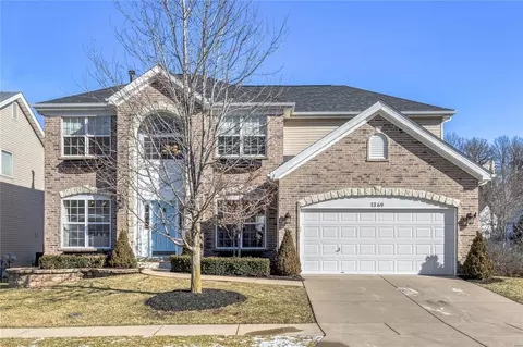 1369 Red Oak Plantation Dr, Ballwin, MO 63021