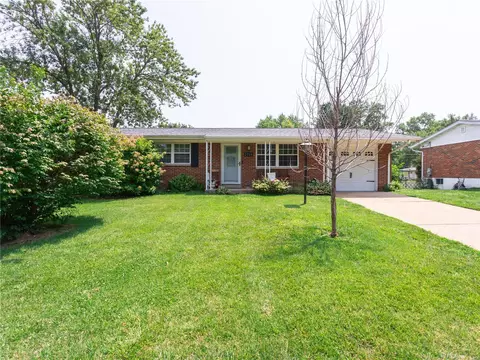 2714 Woodbury Dr, Saint Louis, MO 63125