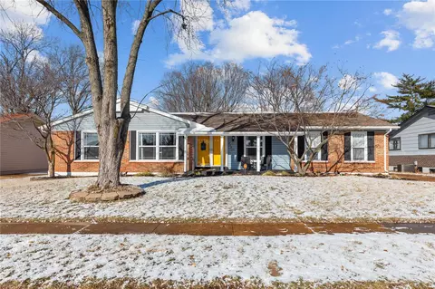 2585 Woodsage Dr, Florissant, MO 63033