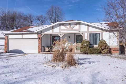 1027 Lanawood Ct, Florissant, MO 63031