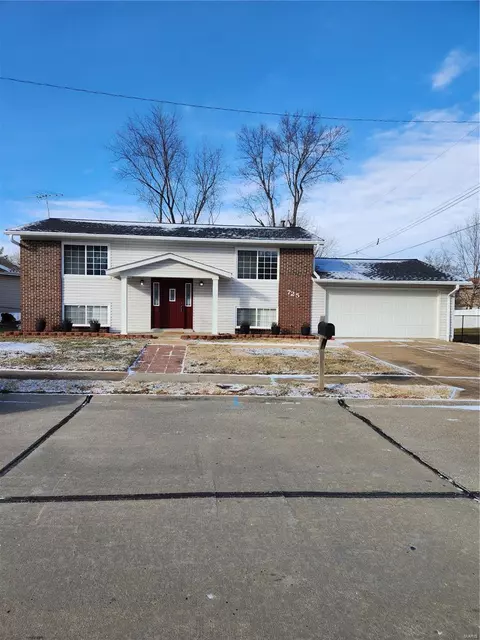 725 Mayer Dr, Saint Charles, MO 63301