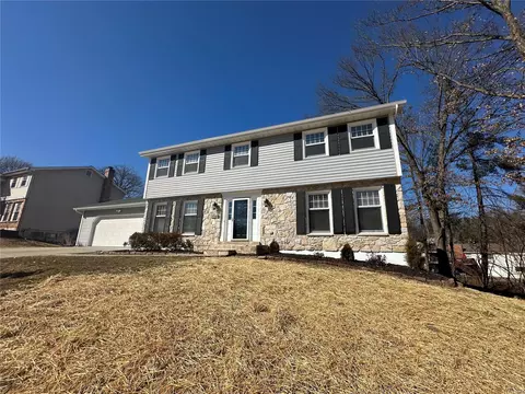 15597 Highcroft Dr, Chesterfield, MO 63017
