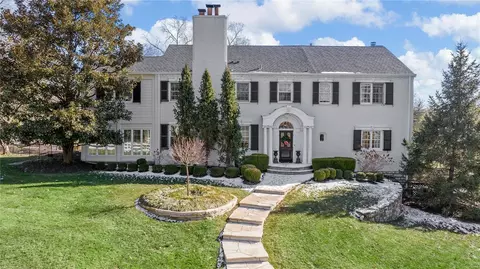 1 Fox Run Ln, Frontenac, MO 63131