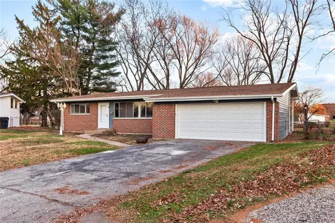 5 Filly Ct, Florissant, MO 63033