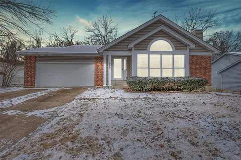 555 Enchanted Pkwy, Manchester, MO 63021