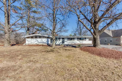 1136 Weidman Rd, Town And Country, MO 63017