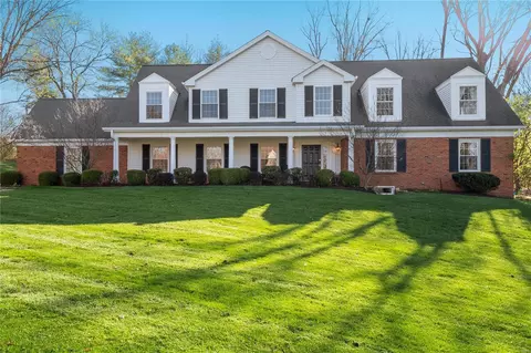 8 Geyer Wood Ln, Frontenac, MO 63131