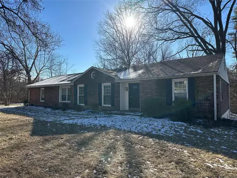 33 Beacon Hill Ln, Saint Louis, MO 63141