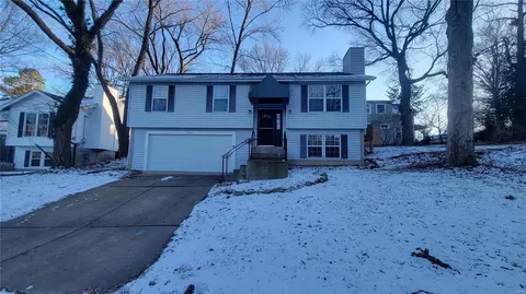 912 Baltimore Pl, Saint Louis, MO 63122