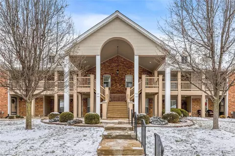 530 Oak Ridge Trails Ct, Ballwin, MO 63021