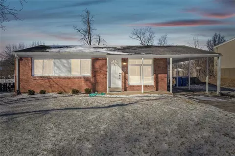 2815 Foxwood Dr, Maryland Heights, MO 63043