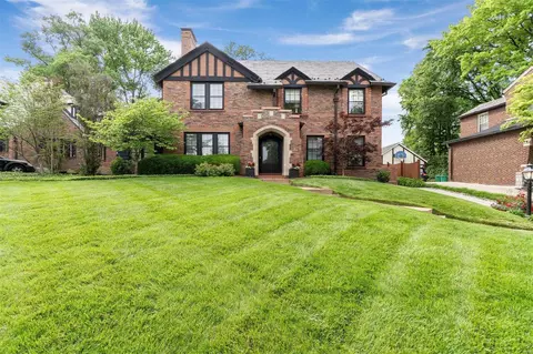 41 Hillvale Dr, Clayton, MO 63105