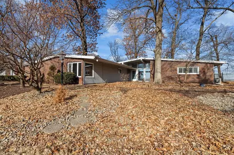 70 Kings Dr, Florissant, MO 63034