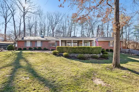 8 Woods Hill Dr, Town And Country, MO 63017