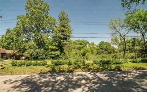 66 Crescent Ave, Valley Park, MO 63088