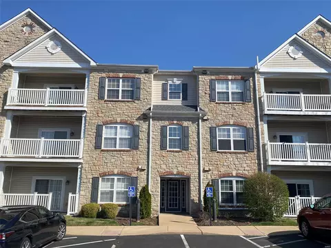 5 Monarch Trace Ct #208, Chesterfield, MO 63017