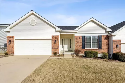 1415 Villas Estates Dr, Fenton, MO 63026