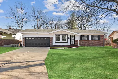 2300 Vorhof Dr, Saint Louis, MO 63136
