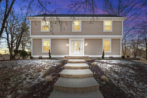 758 Stump Ct, Saint Louis, MO 63131