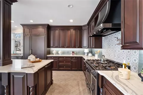 Kitchen - 2303 N Geyer Rd, Frontenac, MO 63131 photo 3 of 4