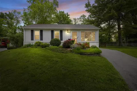 407 Rollingwood Ln, Kirkwood, MO 63122