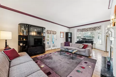 Living - 7 Highgate Rd, Saint Louis, MO 63132 photo 2 of 4