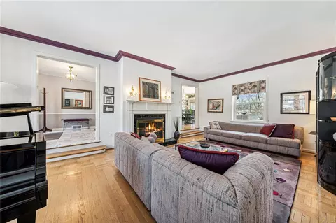Living - 7 Highgate Rd, Saint Louis, MO 63132 photo 1 of 4