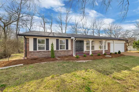 5 Marie Ct, Manchester, MO 63011 photo 2