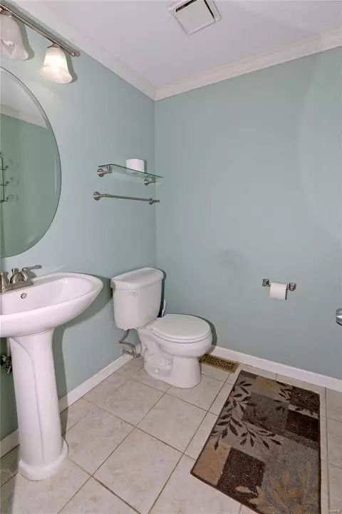 Bath - 1436 Pepperdine Ct, Ballwin, MO 63021 photo 1 of 3
