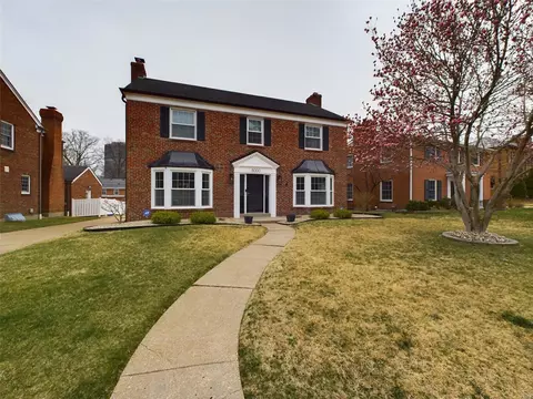 8000 Watkins Dr, Clayton, MO 63105