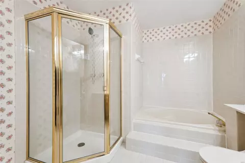 Bath - 645 Highview Circle Dr, Ballwin, MO 63021 photo 1 of 3