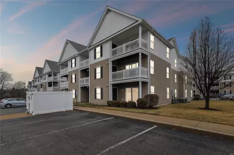 9751 Newham Dr #11D, Affton, MO 63123