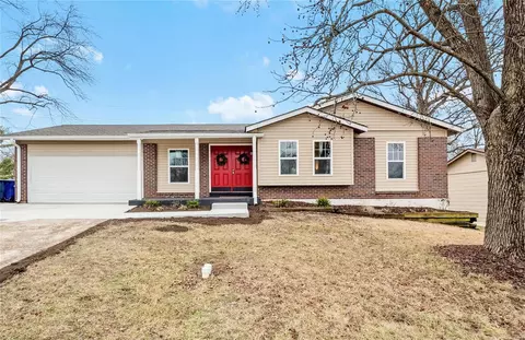 378 Palermo Dr, Ballwin, MO 63021