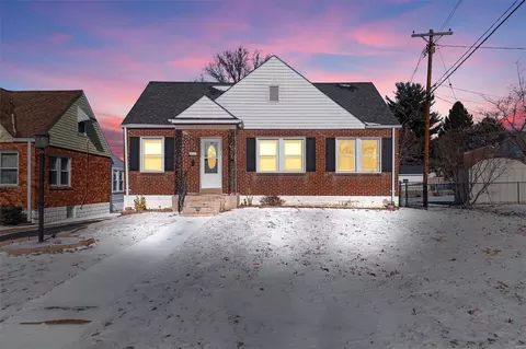 8901 Oneida Ln, Saint Louis, MO 63114