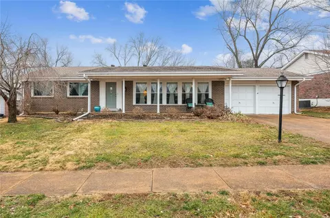 1825 Pickfair Dr, Saint Louis, MO 63146