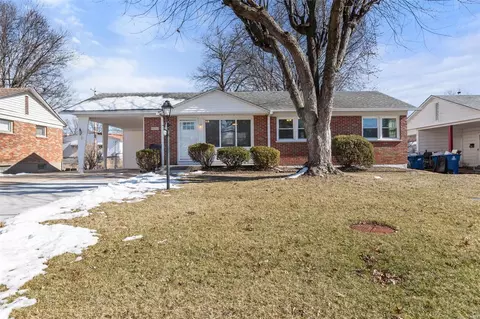 9032 Kickapoo Dr, Saint Louis, MO 63123