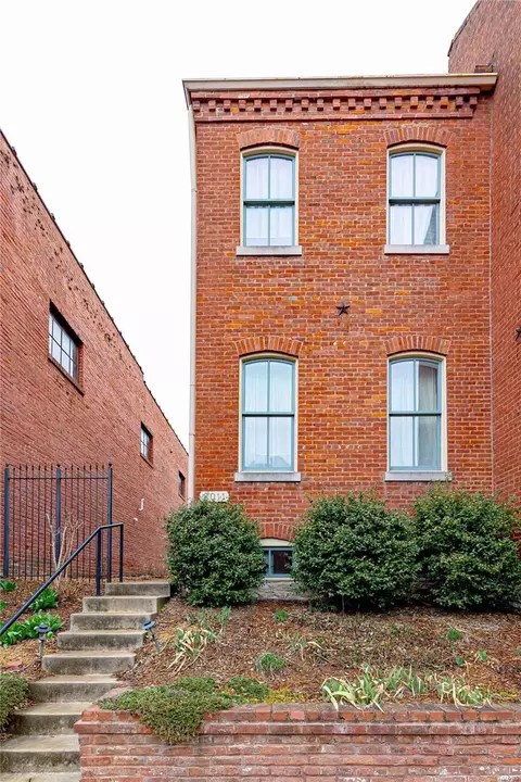 3011 Salena St, Saint Louis, MO 63118