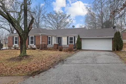 558 Stoddards Mill Dr, Ballwin, MO 63011