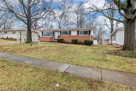 2330 Oriole Dr, Florissant, MO 63033