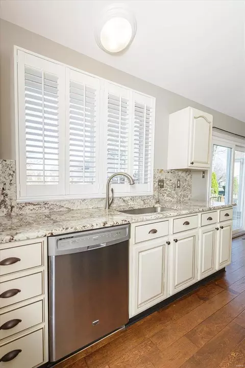 Kitchen - 2205 Currier Pl, O'fallon, MO 63368 photo 4 of 6