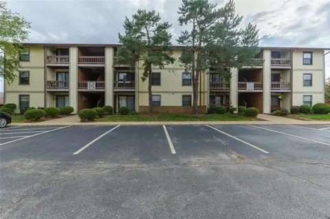1432 Summergate Pkwy #K, St Peters, MO 63303