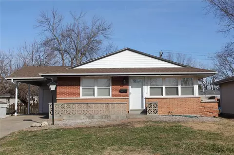 5 Tamma Ln, Hazelwood, MO 63042
