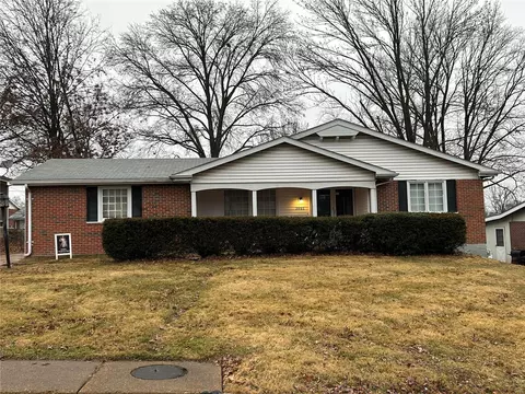 3985 Fairway Dr, Florissant, MO 63033