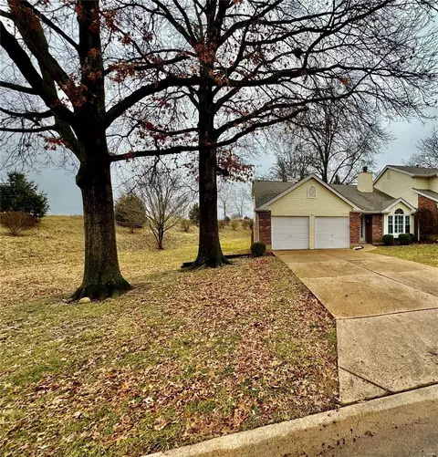 13300 Woodlake Village Ct E, Saint Louis, MO 63141
